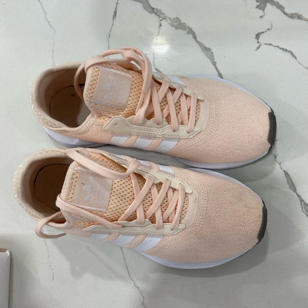 Adidas Sneaker size 7.5 - Picture 2 of 8